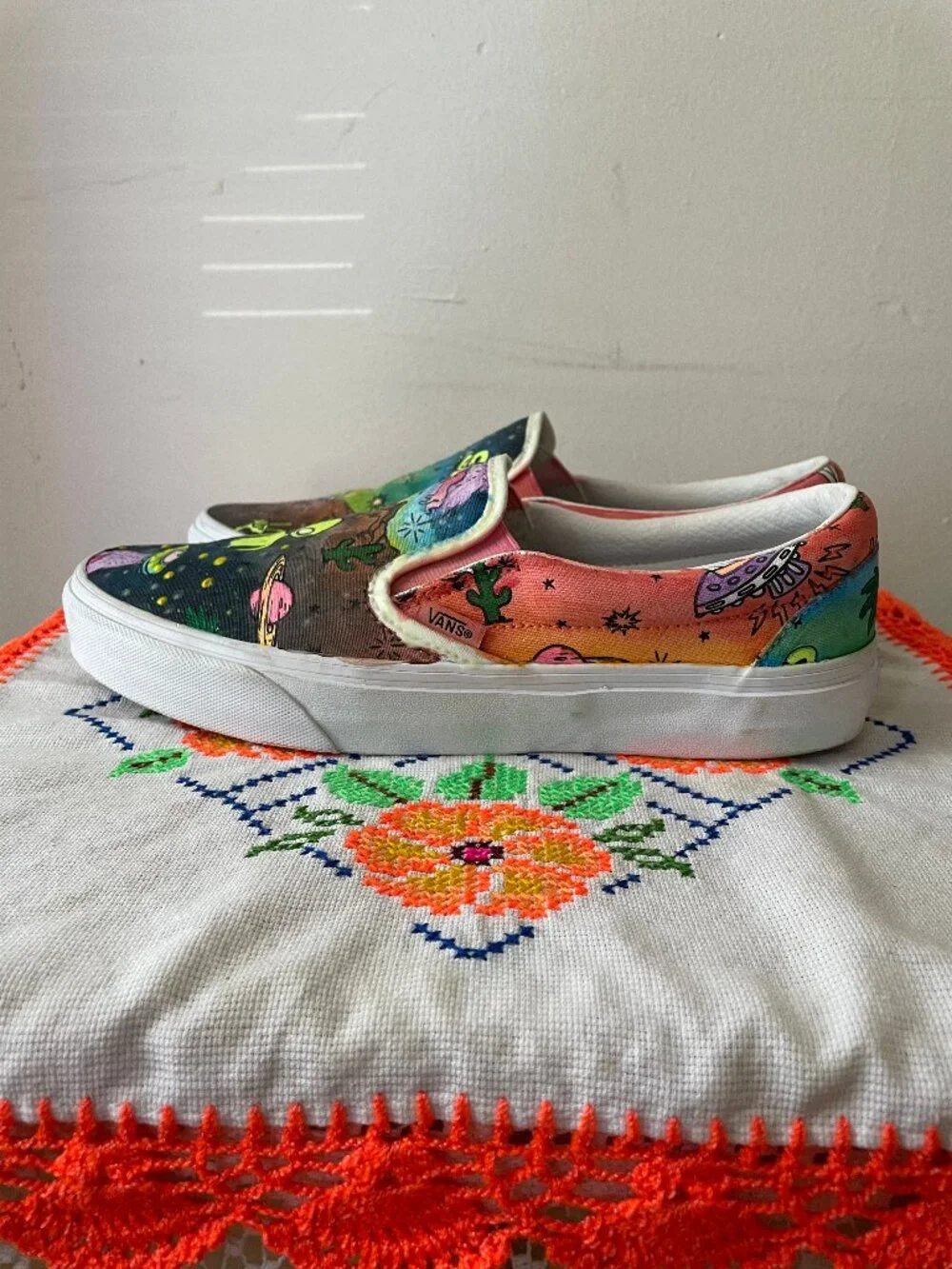 Handed Painted U-Paint Vans Aliens & Space Glow-in-the-dark Men's 8/Women's 9.5 - Picture 2 of 8
